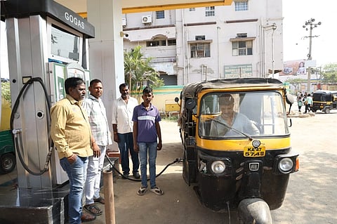 ರಾಯಚೂರಿನ ಖಾಸಗಿ ಗ್ಯಾಸ್ ಬಂಕ್‌ನಲ್ಲಿ ಆಟೋಗಳು ಗ್ಯಾಸ್ ತುಂಬಿಸಲು ನಿಂತಿರುವುದು.