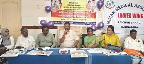 ರಾಯಚೂರಿನ ತಾಯಿ ಮತ್ತು ಮಕ್ಕಳ ಆಸ್ಪತ್ರೆಯಲ್ಲಿ ಜಿಲ್ಲಾ ಆರೋಗ್ಯ ಇಲಾಖೆಯಿಂದ ಬುಧವಾರ ಹಮ್ಮಿಕೊಂಡ 14 ವರ್ಷದ ಹೆಣ್ಣು ಮಕ್ಕಳಿಗೆ ಎಚ್‌ಪಿವಿ ಲಸಿಕೆ ವಿತರಿಸುವ ಜಿಲ್ಲಾ ಮಟ್ಟದ ಕಾರ್ಯಕ್ರಮಕ್ಕೆ ಜಿಪಂ ಸಿಇಓ ಈಶ್ವರ ಕುಮಾರ ಕಾಂದೊ ಚಾಲನೆ ನೀಡಿ, ಜಿಲ್ಲಾ ಆರ್.ಸಿ.ಹೆಚ್ ಅಧಿಕಾರಿ ಡಾ.ನಂದಿತಾ ಎಂ.ಎನ್., ಡಿಎಚ್‌ಓ ಡಾ.ಸುರೇಂದ್ರ ಬಾಬು, ಡಿಡಿಪಿಐ  ಕೆ.ಡಿ.ಬಡಿಗೇರ, ತಾಲೂಕು ಆರೋಗ್ಯಾಧಿಕಾರಿ ಡಾ.ಅಮೃತ ಹುಕೇರಿ, ತಾಯಿ ಮತ್ತು ಮಕ್ಕಳ ಆಸ್ಪತ್ರೆಯ ಆಡಳಿತಾಧಿಕಾರಿ ಡಾ.ಪ್ರಜ್ವಲ್, ಮಕ್ಕಳ ತಜ್ಞರಾದ ಡಾ.ಇಮ್ರಾನ್, ಡಾ.ಅನುಷಾ, ಡಾ.ಶ್ರೀಲತಾ ಪಾಟೀಲ್ ಇದ್ದರು.
