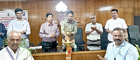 ರಾಯಚೂರಿನ ಜಿಲ್ಲಾಧಿಕಾರಿಗಳ ಭವನದಲ್ಲಿ ಬುಧವಾರ  ಮನೆ ಪಟ್ಟಿ ಮತ್ತು ವಸತಿ ಗಣಿತ ಕುರಿತು ಕ್ಷೇತ್ರ ಮಟ್ಟದ ತರಬೇತಿಗಾರರಿಗೆ 3 ದಿನಗಳ ತರಬೇತಿ ಕಾರ್ಯಾಗಾರಕ್ಕೆ ಎಡಿಸಿ ಶಿವಾನಂದ ಚಾಲನೆ ನೀಡಿದರು. ಜನಗಣಿತಿಯ ಜಿಲ್ಲಾ ನೋಡಲ್ ಅಧಿಕಾರಿ ಸುದರ್ಶನ, ಮಾಸ್ಟರ್ ಟ್ರೇನರ್ ಸದಾಶಿವಪ್ಪ , ಮಲ್ಲೇಶ ನಾಯಕ, ಮಧು ಇದ್ದರು.