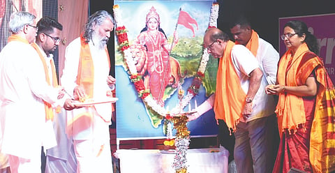 ರಾಮದುರ್ಗದಲ್ಲಿ ಹಮ್ಮಿಕೊಂಡಿದ್ದ ಹಿಂದೂ ಸಮಾಜೋತ್ಸವ ಕಾರ್ಯಕ್ರಮಕ್ಕೆ ಗಣ್ಯರು ಚಾಲನೆ ನೀಡಿದರು. ಶ್ರೀಧರ ಸ್ವಾಮಿ, ಡಾ.ಸುನಂದಾ ಕಳಕಣ್ಣವರ, ಅಭಿನವ ವೆಂಕಟೇಶ್ವರ ಮಹಾರಾಜರು, ಪ್ರಕಾಶ ಆಪ್ಟೆ ಇತರರಿದ್ದರು.