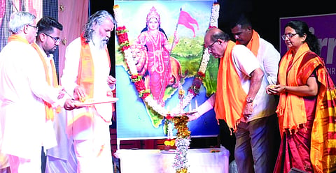 ರಾಮದುರ್ಗದಲ್ಲಿ ಹಮ್ಮಿಕೊಂಡಿದ್ದ ಹಿಂದೂ ಸಮಾಜೋತ್ಸವ ಕಾರ್ಯಕ್ರಮಕ್ಕೆ ಗಣ್ಯರು ಚಾಲನೆ ನೀಡಿದರು. ಶ್ರೀಧರ ಸ್ವಾಮಿ, ಡಾ.ಸುನಂದಾ ಕಳಕಣ್ಣವರ, ಅಭಿನವ ವೆಂಕಟೇಶ್ವರ ಮಹಾರಾಜರು, ಪ್ರಕಾಶ ಆಪ್ಟೆ ಇತರರಿದ್ದರು.