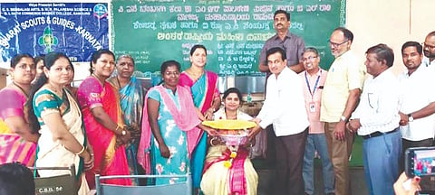 ರಾಮದುರ್ಗದ ಸಿ.ಎಸ್​.ಬೆಂಬಳಗಿ ಕಾಲೇಜಿನಲ್ಲಿ ಹಮ್ಮಿಕೊಂಡಿದ್ದ ಅಂತಾರಾಷ್ಟ್ರೀಯ ಮಹಿಳಾ ದಿನಾಚರಣೆ ಕಾರ್ಯಕ್ರಮದಲ್ಲಿ ಡಾ.ನಿರ್ಮಲಾ ಬಟ್ಟಲ ಅವರನ್ನು ಸನ್ಮಾನಿಸಲಾಯಿತು. ಡಾ.ಪ್ರಕಾಶ ತೆಗ್ಗಿಹಳ್ಳಿ, ಎ.ಡಿ.ಕಾಮತ್​, ಮಂಜುಳಾ ಮೂಡ್ಲವರ ಇತರರಿದ್ದರು.