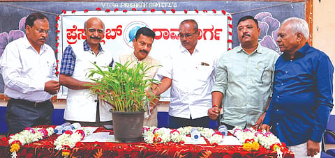 ರಾಮದುರ್ಗ ನಗರದಲ್ಲಿ ಹಮ್ಮಿಕೊಂಡಿದ್ದ ಪತ್ರಿಕಾ ದಿನಾಚರಣೆ ಸಮಾರಂಭವನ್ನು ಪ್ರಕಾಶ ಗಾಯಕವಾಡ ಉದ್ಘಾಟಿಸಿದರು. ಮಲ್ಲಿಕಾರ್ಜುನ ಸಿದ್ದಣ್ಣವರ, ಡಾ.ಬಸು ಬೇವಿನಗಿಡದ ಇತರರಿದ್ದರು.