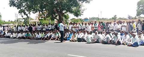 ಚಾಮರಾಜನಗರ ತಾಲೂಕಿನ ಮರಿಯಾಲ ಗ್ರಾಮದ ರಸ್ತೆಯಲ್ಲಿ ವಿವಿಧ ಗ್ರಾಮಗಳ ಗ್ರಾಮಸ್ಥರು ಮಂಗಳವಾರ ಪ್ರತಿಭಟನೆ ನಡೆಸಿದರು.  ಮರಿಯಾಲ, ಕಾಳನಹುಂಡಿ, ಬೇಡರಪುರ, ನಂಜದೇವನಪುರ, ಹೆಗ್ಗೋಠಾರ, ಬದನಗುಪ್ಪೆ, ಪಣ್ಯದಹುಂಡಿ, ಕಲ್ಪುರ ಮತ್ತು ಸುತ್ತಮುತ್ತಲಿನ ಗ್ರಾಮಸ್ಥರು ಇದ್ದರು.