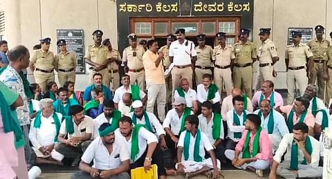 ಚಾಮರಾಜನಗರದ ಜಿಲ್ಲಾಡಳಿತ ಭವನದ ಮುಂಭಾಗ ರಾಜ್ಯ ರೈತ ಸಂಘದ ಮುಖಂಡರು ಮಂಗಳವಾರ ಪ್ರತಿಭಟನೆ ನಡೆಸಿದರು. ಹೊನ್ನೂರು ಬಸವಣ್ಣ, ಗೌಡೇಗೌಡ, ದಿಲೀಪ್, ಮಹದೇವಪ್ರಸಾದ್, ಲೋಕೇಶ್ ಮತ್ತು ಇತರರು ಇದ್ದರು.