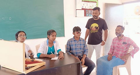 ಚಾಮರಾಜನಗರ ತಾಲೂಕಿನ ಸಂತೇಮರಹಳ್ಳಿಯ ಇನ್ಫಿನಿಟಿ ಆಂಗ್ಲ ಮಾಧ್ಯಮ ಶಾಲೆಯಲ್ಲಿ ಶನಿವಾರ ಆಯೋಜಿಸಿದ್ದ ಶಿಬಿರದಲ್ಲಿ ಕಣ್ಣಿನ ತಪಾಸಣೆ ಮಾಡಲಾಯಿತು. 