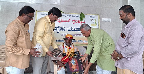 ಚಾಮರಾಜನಗರದ ಶಂಕರಪುರದ ಜೈಹಿಂದ್ ಕಟ್ಟೆಯಲ್ಲಿ  ಜೈ ಹಿಂದ್ ಪ್ರತಿಷ್ಠಾನ ಮತ್ತು ಋಗ್ವೇದಿ ಯೂಥ್ ಕ್ಲಬ್ ವತಿಯಿಂದ ಶನಿವಾರ ಆಯೋಜಿಸಿದ್ದ ಕಾರ್ಯಕ್ರಮದಲ್ಲಿ ಸಮಾಜಸೇವಕ ರಂಗಸ್ವಾಮಿ ಅವರನ್ನು ಸನ್ಮಾನಿಸಲಾಯಿತು. ಪ್ರದೀಪ್‌ಕುಮಾರ್ ದೀಕ್ಷಿತ್, ಉಮ್ಮತ್ತೂರು ಇಂದುಶೇಖರ್, ಸುರೇಶ್‌ನಾಗ್ ಹರದನಹಳ್ಳಿ ಇತರರು ಇದ್ದರು.