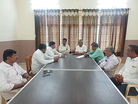 ಚಾಮರಾಜನಗರದ ಪ್ರವಾಸಿ ಮಂದಿರದಲ್ಲಿ ಎಸ್‌ಐಆರ್ ವಿರೋಧಿ ಜನಜಾಗೃತಿ ಜಾಥಾದ ಹಮ್ಮಿಕೊಂಡಿರುವ ಸಂಬಂಧ ಗುರುವಾರ ಪೂರ್ವಭಾವಿ ಸಭೆ ನಡೆಯಿತು. ಕೆ.ವೆಂಕಟರಾಜು, ಮಹಮ್ಮದ್ ಅಸ್ಗರ್(ಮುನ್ನ), ಅಬ್ರಾರ  ಅಹಮದ್, ಅಬ್ರಾಹಂ ಡಿ ಸಿಲ್ವ, ಕೆ.ಎಂ.ರೂಪೇಶ್, ಮಹೇಶ್ ಇದ್ದರು.