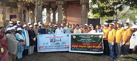 ಚಾಮರಾಜನಗರದ ಪುಟ್ಟಮ್ಮಣ್ಣಿ ಪಾರ್ಕ್‌ನಲ್ಲಿ ಡಿಸಿ ಶ್ರೀರೂಪಾ ಮತ್ತು ವಿವಿಧ ಸಂಘ-ಸಂಸ್ಥೆಗಳು ಬುಧವಾರ ಸ್ವಚ್ಚತಾ ಕಾರ್ಯ ಕೈಗೊಂಡರು. ದೊಡ್ಡರಾಯಪೇಟೆ ಗಿರೀಶ್, ಶಮಿತ್ ಕುಮಾರ್, ಬಿ.ಪಿ. ವಿಶ್ವಾಸ್, ರಕ್ಷಿತಾ, ಸತೀಶ್ ಇತರರು ಇದ್ದರು.