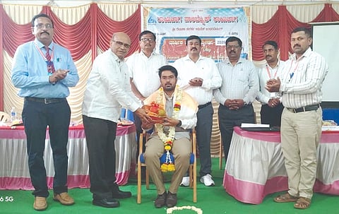 ರಾಯಬಾಗ ಪಾಲಿಟೆಕ್ನಿಕ್ ಕಾಲೇಜಿನ ವಾರ್ಷಿಕ ಸ್ನೇಹಸಮ್ಮೇಳನದಲ್ಲಿ ರಸಾಯನಶಾಸ್ತ್ರ ಪ್ರಾಧ್ಯಾಪಕ ಅನಂತ ಅಥಣಿ ಅವರನ್ನು ಸತ್ಕರಿಸಲಾಯಿತು. ಎಸ್.ಆರ್.ನೇರ್ಲಿಕರ, ಸಂಗಮನಾಥ ಜಮಾದಾರ ಇತರರಿದ್ದರು.