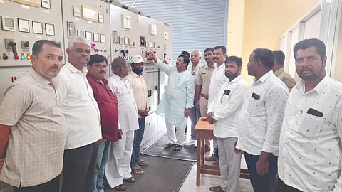 ಬಾವನಸೌಂದತ್ತಿ ಗ್ರಾಮದಲ್ಲಿ ಕೆರೆ ತುಂಬುವ ಯೋಜನೆಯ ಎರಡನೇ ಮೋಟಾರ್ ಪಂಪಸೆಟ್‌ಗೆ ಶಾಸಕ ಡಿ.ಎಂ.ಐಹೊಳೆ ಚಾಲನೆ ನೀಡಿದರು. ಮಹಾದೇವ ಸನಮುರಿ, ಶಿವಾನಂದ ಮಣ್ಣಿಕೇರಿ, ಅನಿಲ ಹಂಜೆ, ಮಹಾವೀರ ಪಾಟೀಲ ಇತರರಿದ್ದರು.