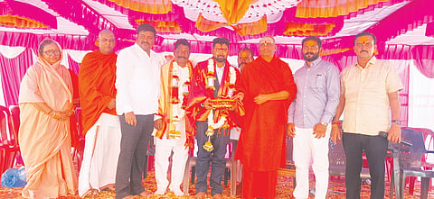 ಕಂಕಣವಾಡಿ ಪಟ್ಟಣದ ನಾಯಿಕವಾಡಿ ತೋಟದಲ್ಲಿ ಸ್ನಾತಕೋತ್ತರ ಪದವಿ ಪಡೆದು ಸ್ವಗ್ರಾಮಕ್ಕೆ ಆಗಮಿಸಿದ ಶ್ರೀರಾಜ ನಾಯಿಕವಾಡಿ ಅವರನ್ನು ಸನ್ಮಾನಿಸಲಾಯಿತು. ಪುರುಷೋತ್ತಮ ಸ್ವಾಮೀಜಿ, ಮಹಾಂತ ಸ್ವಾಮೀಜಿ ಇತರರಿದ್ದರು.