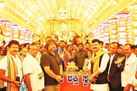 ಸಾಗರದಲ್ಲಿ ಮಾರಿಕಾಂಬಾ ದೇವಿ ಜಾತ್ರೆಯಲ್ಲಿ ಜಿಲ್ಲಾ ಉಸ್ತುವಾರಿ ಸಚಿವ ಮಧು ಬಂಗಾರಪ್ಪ ಪೂಜೆ ಸಲ್ಲಿಸಿ ದೇವರ ದರ್ಶನ ಪಡೆದರು. ಗೋಪಾಲಕೃಷ್ಣ ಬೇಳೂರು, ಕೆ.ಎನ್.ನಾಗೇಂದ್ರ ಮತ್ತಿತರರು ಇದ್ದರು.