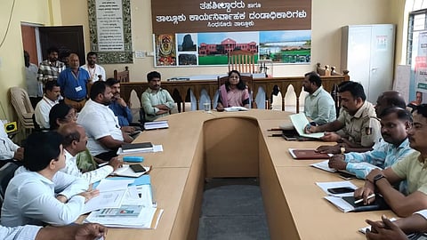 ಸಿಂಧನೂರಿನ ತಹಸಿಲ್ ಕಚೇರಿಯಲ್ಲಿ ಬುಧವಾರ ಸಂಜೆ ಡಿಸಿ ಪೂವಿತಾ ಅವರು ತಾಲೂಕು ಮಟ್ಟದ ಅಧಿಕಾರಿಗಳ ಸಭೆ ನಡೆಸಿದರು. ಎಸಿ ಬಸವಣೆಪ್ಪ ಕಲಶೆಟ್ಟಿ, ಪೌರಾಯುಕ್ತ ಪಾಂಡುರಂಗ ಇಟಗಿ, ತಾಪಂ ಇಒ ಚಂದ್ರಶೇಖರ, ಕೃಷಿ ಅಧಿಕಾರಿ ರುದ್ರಗೌಡ ಇದ್ದರು.