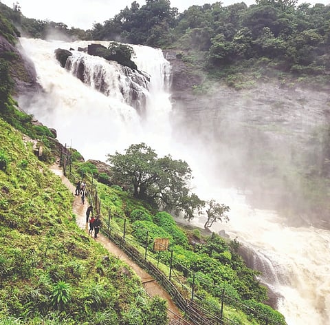 ಸೋಮವಾರಪೇಟೆ ತಾಲೂಕಿನ ಬೆಟ್ಟದಳ್ಳಿ ಗ್ರಾಮ ಪಂಚಾಯಿತಿ ವ್ಯಾಪ್ತಿಯ ಮಲ್ಲಳ್ಳಿ ಜಲಪಾತ.