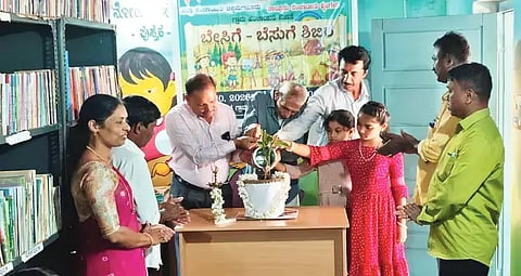 ಶೃಂಗೇರಿ ತಾಲೂಕು ಮೆಣಸೆ ಗ್ರಂಥಾಲಯದಲ್ಲಿ ಬೇಸಿಗೆ-ಬೆಸುಗೆ ಕಾರ್ಯಕ್ರಮವನ್ನು ಶ್ರೀನಿವಾಸ ಅವಧಾನಿ ಉದ್ಘಾಟಿಸಿದರು. ಎ.ಕೆ.ಪಾಟೀಲ್, ಗ್ರಾಮ ಪಂಚಾಯಿತಿಯ ದಿಲೀಪ, ಅನಿತಾ, ಅಶೋಕ್, ನಾಗರಾಜ್, ಲಿಂಗಪ್ಪ, ರಾಘು ಇತರರಿದ್ದರು.