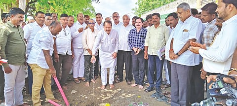 ತಾಳಿಕೋಟೆ ಪಟ್ಟಣದ ಎಪಿಎಂಸಿ ಪ್ರಾಂಗಣದಲ್ಲಿ 5 ಕೋಟಿ ರೂ.ವೆಚ್ಚದ ವಿವಿಧ ಕಾಮಗಾರಿಗಳಿಗೆ ಶಾಸಕ ಸಿ.ಎಸ್. ನಾಡಗೌಡಭೂಮಿ ಪೂಜೆ ನೆರವೇರಿಸಿ ಚಾಲನೆ ನೀಡಿದರು.  ರಾಜು ಎಸ್ ರಾಠೋಡ್, ವಿಜಯಕುಮಾರ,  ಎಲ್.ಬಿ.ಲಮಾಣೆ, ಸಿದ್ದನಗೌಡ ಪಾಟೀಲ ಮತ್ತಿತರರದ್ದರು.