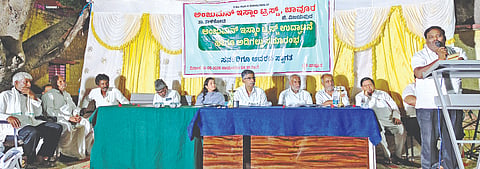 ತಾಳಿಕೋಟೆಯ ಬಾವೂರ ಗ್ರಾಮದಲ್ಲಿ ಹಮ್ಮಿಕೊಂಡ ಅಂಜುಮನ್ ಇಸ್ಲಾಂ ಟ್ರಸ್ಟ್ ಉದ್ಘಾಟನೆ ಹಾಗೂ ಸಮುದಾಯ ಭವನ ಅಡಿಗಲ್ಲು ಸಮಾರಂಭದಲ್ಲಿ ಸಮಾಜ ಸೇವಕ ಸಿ.ಬಿ. ಅಸ್ಕಿ ಅವರು ಮಾತನಾಡಿದರು. ಪಲ್ಲವಿ ನಾಡಗೌಡ, ಶಾಂತಗೌಡ ಪಾಟೀಲ, ಎಚ್.ಎಸ್. ಪಾಟೀಲ, ನಿಂಗನಗೌಡ ಬಿರಾದಾರ ಇತರರಿದ್ದರು.