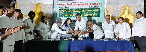 ತಾಳಿಕೋಟೆಯ ಬಾವೂರ ಗ್ರಾಮದಲ್ಲಿ ಹಮ್ಮಿಕೊಂಡ ಅಂಜುಮನ್ ಇಸ್ಲಾಂ ಟ್ರಸ್ಟ್ ಉದ್ಘಾಟನೆ ಹಾಗೂ ಸಮುದಾಯ ಭವನ ಅಡಿಗಲ್ಲು ಸಮಾರಂಭವನ್ನು ಪÀಲ್ಲವಿ ನಾಡಗೌಡ ಉದ್ಘಾಟಿಸಿದರು.