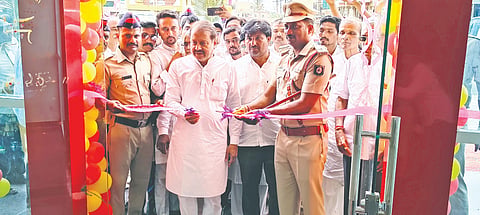 ತಾಳಿಕೋಟೆ ಪಟ್ಟಣದಲ್ಲಿ ನಿರ್ಮಾಣಗೊಂಡಿರುವ ಅಗ್ನಿ ಶಾಮಕ ಠಾಣೆಯ ನೂತನ ಕಟ್ಟಡವನ್ನು ಶಾಸಕ ಸಿ.ಎಸ್. ನಾಡಗೌಡ ಉದ್ಘಾಟಿಸಿದರು. ಶಕೀಲ ಅಹ್ಮದ್ ಖಾಜಿ, ಅ್ರೆೆಜ ಕಂದಗಲ್ಲು, ಎಂ.ಜಿ. ಪಾಟೀಲ, ಬಿ.ಎನ್. ಹಿಪ್ಪರಗಿ ಮತ್ತಿತರರಿದ್ದರು.