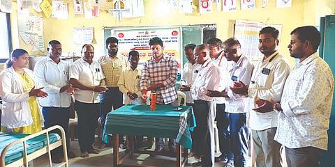ಮದ್ಲೂರ ಗ್ರಾಮದಲ್ಲಿ ಹಮ್ಮಿಕೊಂಡಿದ್ದ ರಕ್ತದಾನ ಶಿಬಿರ ಕಾರ್ಯಕ್ರಮವನ್ನು ಗಣ್ಯರು ಉದ್ಘಾಟಿಸಿದರು. ಎಂ.ಎಂ.ಅಂಗಡಿ, ಡಾ.ಮೇರಾಜ ಶೀಲವಂತರ, ಎಸ್​.ಎನ್​.ಕಡಳ್ಳಿ, ಆನಂದ ಬಿಲಕಂಚಿ ಇತರರಿದ್ದರು.