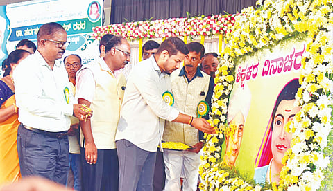 ನಗರದ ಕಮಲಮ್ಮ ಗುರುಮಲ್ಲಪ್ಪ ಕಲ್ಯಾಣ ಮಂಟಪದಲ್ಲಿ ಆಯೋಜಿಸಿದ್ದ ಶಿಕ್ಷಕರ ದಿನಾಚರಣೆ ಮತ್ತು ಗುರುವಂದನೆ ಹಾಗೂ ಪ್ರಶಸ್ತಿ ಪ್ರದಾನ ಸಮಾರಂಭವನ್ನು ಸರ್ವಪಲ್ಲಿ ರಾಧಾಕೃಷ್ಣನ್, ಸಾವಿತ್ರಿ ಬಾಫುಲೆ ಅವರ ಭಾವಚಿತ್ರಕ್ಕೆ ಪುಷ್ಪಾರ್ಚನೆ ಮಾಡುವ ಮೂಲಕ ಶಾಸಕ ದರ್ಶನ್ ಧ್ರುವನಾರಾಯಣ ಉದ್ಘಾಟಿಸಿದರು. ಎಂ.ಎ.ರಂಗನಾಥನ್, ಸಿ.ಕಲ್ಪನಾ, ಲಲಿತಮ್ಮ, ರವಿ, ಶೋಭಾ, ಪೂರ್ಣಿಮಾ, ಸತೀಶ್ ದಳವಾಯಿ, ಡಾ. ದೀಪು ಇತರರಿದ್ದರು.