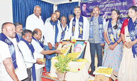 ನಗರದ ಇಂಜಿನಿಯರ್‌ಗಳ ಸಂಸ್ಥೆಯ ಸಭಾಂಗಣದಲ್ಲಿ ಸೋಮವಾರ ಆಯೋಜಿಸಿದ್ದ ರಾಜ್ಯ ಮಟ್ಟದ ವಿಚಾರಸಂಕಿರಣದಲ್ಲಿ ಡಾ.ಬಿ.ಆರ್.ಅಂಬೇಡ್ಕರ್ ಭಾವಚಿತ್ರಕ್ಕೆ ವಿಧಾನ ಪರಿಷತ್ ಸದಸ್ಯ ಡಾ.ಡಿ.ತಿಮ್ಮಯ್ಯ ಪುಷ್ಪ ನಮನ ಸಲ್ಲಿಸಿದರು. ಚಿಕ್ಕಮಗಳೂರಿನ ಭವಾನಿ, ರಾಜಶೇಖರ್, ನಿಂಗರಾಜು ಮಲ್ಲಾಡಿ, ನಂಜಪ್ಪ ಬಸವನಗುಡಿ, ತರೀಕೆರೆ ಎನ್.ವೆಂಕಟೇಶ್, ಆದಿ ನಾರಾಯಣಪ್ಪ ಇತರರಿದ್ದರು. 