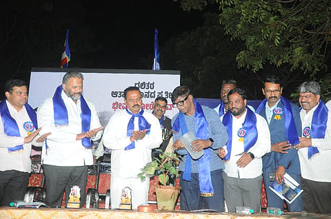 ಮೈಸೂರು ನಗರದ ಮಾನಸಗಂಗೋತ್ರಿಯಲ್ಲಿ ಶುಕ್ರವಾರ ಆಯೋಜಿಸಿದ್ದ ‘ಭೀಮಾ ಕೋರೆಗಾಂವ್’ ಯುದ್ಧ ವಿಜಯೋತ್ಸವ ಕಾರ್ಯಕ್ರಮವನ್ನು ನಟ ದುನಿಯಾ ವಿಜಯ್ ಉದ್ಘಾಟಿಸಿದರು. ಹರ್ಷವರ್ಧನ್, ಪುರುಷೋತ್ತಮ್, ಶಿವಶಂಕರ್, ಜಟ್ಟಿಹುಂಡಿ ಬಸವರಾಜ್ ಹಾಗೂ ಇತರರು ಇದ್ದರು.