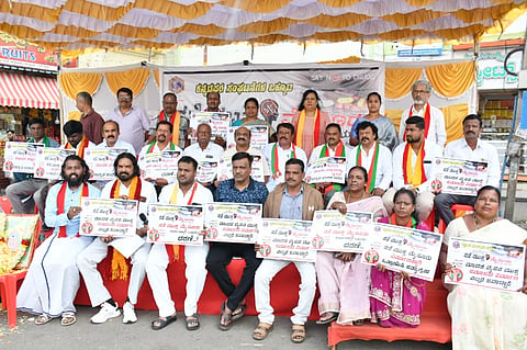 ಮೈಸೂರು ನಗರವನ್ನು ನಶೆ ಮುಕ್ತಗೊಳಿಸುವಂತೆ ಒತ್ತಾಯಿಸಿ ಕನ್ನಡ ಸಂಘಟನೆಗಳ ಒಕ್ಕೂಟದ ವತಿಯಿಂದ ಸೋಮವಾರ ಅಗ್ರಹಾರ ವೃತ್ತದ ಬಳಿ ಧರಣಿ ನಡೆಯಿತು.