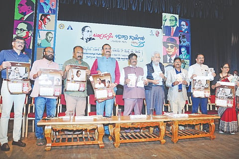 ಕಿರುರಂಗಮಂದಿರದಲ್ಲಿ ಶನಿವಾರ ಆಯೋಜಿಸಿದ್ದ ‘ಬಹುರೂಪಿ ಬಾಬಾಸಾಹೇಬ್- ಸಮತೆಯೆಡೆಗೆ ನಡಿಗೆ’ ಕುರಿತ ವಿಚಾರ ಸಂಕಿರಣದಲ್ಲಿ ಅಂಬೇಡ್ಕರ್ ಕೃತಿಗಳನ್ನು ಬಿಡುಗಡೆಗೊಳಿಸಲಾಯಿತು. ಡಾ.ಎಚ್.ಸಿ.ಮಹದೇವಪ್ಪ, ಸಿದ್ಧಾರ್ಥ್ ವರದರಾಜನ್, ಕೆ.ಶಿವಕುವಾರ್, ಸತೀಶ್ ತಿಪಟೂರು,  ಪ್ರೊ.ಎನ್.ಕೆ.ಲೋಕನಾಥ್, ಪ್ರೊ.ನರೇಂದ್ರಕುವಾರ್ ಇನ್ನಿತರರಿದ್ದರು.