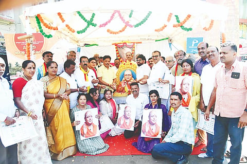 ಅಖಿಲ ಕರ್ನಾಟಕ ಒಕ್ಕಲಿಗರ ಸಂಘದಿಂದ ನಗರಲ್ಲಿ ಡಾ.ಶ್ರೀಬಾಲಗಂಗಾಧರನಾಥ ಸ್ವಾಮೀಜಿ 81ನೇ ಜಯಂತೋತ್ಸವ ಸ್ಮರಣೆ ಆಚರಿಸಲಾಯಿತು. ಸಿ.ಜಿ.ಗಂಗಾಧರ್, ಎಂ.ಬಿ. ಮಂಜೇಗೌಡ, ಗೋವಿಂದೇಗೌಡ, ತೇಜೇಶ್‌ಲೋಕೇಶ್‌ಗೌಡ, ಸುಬ್ಬೇಗೌಡ, ಎಸ್.ಜಯಪ್ರಕಾಶ್ , ರಘುರಾಂ ಕೆ. ವಾಜಪೇಯಿ,  ಲಕ್ಷ್ಮೀದೇವಿ, ಭಾಗ್ಯಮ್ಮ ಇತತರು ಇದ್ದರು.