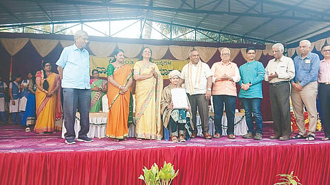 ಮೈಸೂರು ವಿವಿಯ ಎಂ.ಕಾಂ ಪರೀಕ್ಷೆಯಲ್ಲಿ 7 ಚಿನ್ನ, 2 ನಗದು ಬಹುಮಾನ ಪಡೆದ ಸುಮಲತಾ ಅವರನ್ನು ಶ್ರೀಕಾಂತ ಶಿಕ್ಷಣ ಸಂಸ್ಥೆಯಿಂದ ಸನ್ಮಾನಿಸಲಾಯಿತು. ಟಿ.ಎಸ್. ಶ್ರೀವತ್ಸ, ಪ್ರದೀಪ್‌ಕುಮಾರ್, ಎ.ಜಿ.ರಘು, ಕೆ.ಆರ್.ಸಂತಾನಂ ಇತರರು ಇದ್ದರು