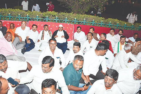 ಕಾಂಗ್ರೆಸ್ ಕಾರ್ಯಕರ್ತರು ನಗರದ ಪುರಭವನದ ಆವರಣದಲ್ಲಿ ಅಹೋರಾತ್ರಿ ಸತ್ಯಾಗ್ರಹ 