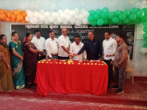 ಅರಕಲಗೂಡು ತಾಲೂಕಿನ ಬೈಚನಹಳ್ಳಿಯ ಗ್ರಾಮಾಂತರ ಪದವಿ ಪೂರ್ವ ಕಾಲೇಜಿನಲ್ಲಿ ಶುಕ್ರವಾರ ಆಯೋಜಿಸಿದ್ದ ಕಾರ್ಯಕ್ರಮವನ್ನು ಗಣ್ಯರು ಉದ್ಘಾಟಿಸಿದರು. ರಘುವರ, ಡಿ.ಕೆ.ಕುಮಾರಯ್ಯ, ಸುರೇಶ್ ಬಾಬು, ಎಂ.ಎಚ್.ದಿನೇಶ್, ರೂಪಾ, ಶಿವಣ್ಣ, ಅರ್ಚನಾ, ಲಿಖಿತ್, ಪರಮೇಶ್, ನಂಜುಂಡಸ್ವಾಮಿ, ಇಂಚರ ಇದ್ದರು.