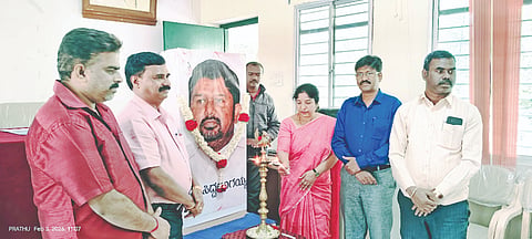ಕುವೆಂಪು ಕನ್ನಡ ಅಧ್ಯಯನ ಸಂಸ್ಥೆಯಲ್ಲಿ ಆಯೋಜಿಸಿದ್ದ ವಿಶೇಷ ಗಾಯನ ಮತ್ತು ಚಿಂತನ ಕಾರ್ಯಕ್ರಮದಲ್ಲಿ ಡಾ. ಚುಂಚಯ್ಯ, ಡಾ. ನರೇಂದ್ರಕುಮಾರ್, ಪ್ರೊ.ಲೋಲಾಕ್ಷಿ, ಶರತ್‌ಸತೀತ್, ಕಿರಣ್, ಪ್ರದೀಪ್ ರಾಜು, ಶೇಷಣ್ಣ ಇತರರು ಇದ್ದರು.