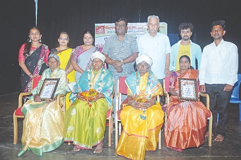 ಸೋಬಾನೆ ಕಲಾವಿದರಾದ ಹೊರೆಯಾಲದ ಮಹಾದೇವಮ್ಮ ಮತ್ತು ರಾಮಸಮುದ್ರದ ಮಹಾದೇವಮ್ಮ ಮತ್ತು ತಂಡದವರನ್ನು ಸನ್ಮಾನಿಸಲಾಯಿತು. ಮ.ಗು.ಸದಾನಂದಯ್ಯ, ಪ್ರೊ.ವಿಜಯಲಕ್ಷ್ಮಿ ಮನಾಪುರ, ಕೃಷ್ಣಜನಮನ, ದಿನಮಣಿ ಇದ್ದರು.
