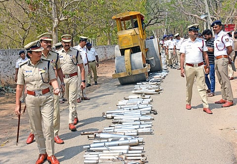 ನಗರ ಪೊಲೀಸರು ಮಂಗಳವಾರ ದೋಷಪೂರಿತ 378 ಸೈಲೆನ್ಸರ್‌ಗಳನ್ನು ರೋಲರ್ ಮೂಲಕ ನಾಶ ಪಡಿಸಿದರು. ಸೀಮಾ ಲಾಟ್ಕರ್, ಕೆ.ಎಸ್.ಸುಂದರ್‌ರಾಜ್, ಎಂ.ಶಿವಶಂಕರ್ ಇತರರಿದ್ದರು.