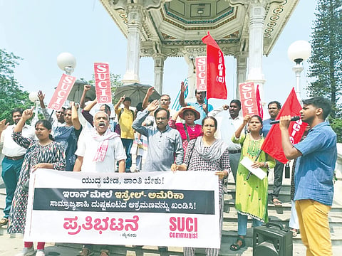 ಇರಾನ್ ಮೇಲೆ ಇಸ್ರೇಲ್ ಹಾಗೂ ಅಮೆರಿಕದ ದಾಳಿ ಖಂಡಿಸಿ ಎಸ್‌ಯುಸಿಐನಿಂದ ನಗರದಲ್ಲಿ ಪ್ರತಿಭಟನೆ ನಡೆಯಿತು. ಬಿ.ರವಿ, ಮುಖಂಡ ಉಗ್ರ ನರಸಿಂಹೇಗೌಡ, ಸಮಿತಿ ಸದಸ್ಯರಾದ ಎಂ.ಉಮಾದೇವಿ, ಚಂದ್ರಶೇಖರ ಮೇಟಿ, ಪಿ.ಎಸ್.ಸಂಧ್ಯಾ, ಜಿ.ಎಸ್.ಸೀಮಾ, ಟಿ.ಆರ್.ಸುನಿಲ್, ಸುಭಾಷ್, ಬಸವರಾಜು, ಸುಮಾ ಇತರರು ಇದ್ದರು.