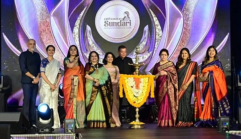 ಉಡುಪಿಯಲ್ಲಿ ಆಭರಣ ಸಂಸ್ಥೆ ವತಿಯಿಂದ ಆಯೋಜಿಸಿದ್ದ 'ಆಭರಣ ಸುಂದರಿ' ಫ್ಯಾಷನ್​​ ಶೋವನ್ನು ಅಂಕಿತಾ ಅಮರ್​ ಉದ್ಘಾಟಿಸಿದರು. ಸಂಧ್ಯಾ ಕಾಮತ್​, ಸುಭಾಷ್​ ಕಾಮತ್​, ಮಹೇಶ್​ ಕಾಮತ್​, ವೀಣಾ ಕಾಮತ್​, ಶ್ಲೋಕಾ ಕಾಮತ್​, ಮಹಾಲಸಾ, ಮೀನಾ ಅಡ್ಯಂತಾಯ, ಅಶ್ವಿತಾ ಇದ್ದರು.
