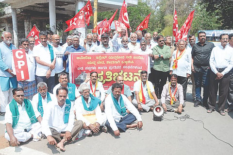 ಯುದ್ಧ ನಿಲ್ಲಿಸಿ ಶಾಂತಿ ಸ್ಥಾಪಿಸುವಂತೆ ಆಗ್ರಹಿಸಿ ಎಡಪಕ್ಷಗಳು ಹಾಗೂ ಪ್ರಗತಿಪರ ಸಂಘಟನೆಗಳಿಂದ ನಗರದಲ್ಲಿ  ಪ್ರತಿಭಟನೆ ನಡೆಯಿತು.