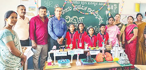 ಮೈಸೂರು ತಾಲೂಕಿನ ಮೆಲ್ಲಹಳ್ಳಿಯ ಸರ್ಕಾರಿ ಹಿರಿಯ ಪ್ರಾಥಮಿಕ ಶಾಲೆಯಲ್ಲಿ ನಡೆದ ವಿಜ್ಞಾನ ಮೇಳದಲ್ಲಿ ವಿ. ಶಂಕರ್, ಟಿ.ಸತೀಶ್ ಜವರೇಗೌಡ, ಪಿ.ಎನ್.ವೀಣಾ, ಸುನೀಲ್ ಕುಮಾರ್, ಎನ್.ಆರ್.ಸುಜಾತಾ ಇತರರಿದ್ದರು.
