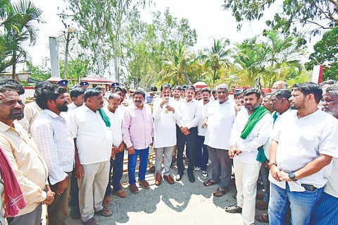 ಹುಣಸೂರು ರಸ್ತೆಯ ಇಲವಾಲದಲ್ಲಿರುವ ಐಟಿಸಿ ಕಂಪನಿ ಎದುರು ಕಾಂಗ್ರೆಸ್ ಮುಖಂಡರು, ರೈತರು ಪ್ರತಿಭಟನೆ ನಡೆಸಿದರು. ಎಂ.ಲಕ್ಷ್ಮಣ್, ಅರುಣ್ ಕುಮಾರ್, ನಿತಿನ್ ವೆಂಕಟೇಶ್, ಬಿ.ಎಂ.ರಾಮು, ಶ್ರೀನಿವಾಸ್, ಮಹೇಶ್, ಬೋರೇಗೌಡ, ಮಹದೇವಸ್ವಾಮಿ ಇದ್ದರು.