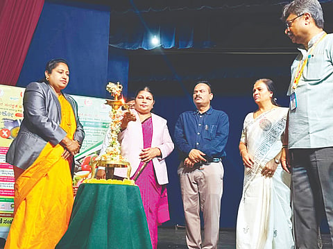 ಶಾರದ ವಿಲಾಸ ಕಾಲೇಜಿನಲ್ಲಿ ಆಯೋಜಿಸಿದ್ದ ವಿಶ್ವ ಗ್ರಾಹಕರ ದಿನಾಚರಣೆಯನ್ನು ಎ.ಕೆ.ನವೀನ ಕುಮಾರಿ ಉದ್ಘಾಟಿಸಿದರು. ಕೆ.ಕೆ.ಅಮರನಾಥ್, ಎಂ.ಕೆ.ಲಲಿತಾ, ಡಾ.ಮಂಟೇಸ್ವಾಮಿ, ಆರ್.ದಿನೇಶ್, ಡಾ.ಎಂ.ದೇವಿಕಾ, ಎನ್.ಶ್ರೀಧರ್ ಇದ್ದರು.
