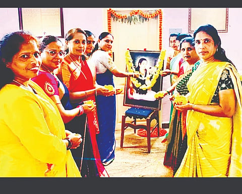 ಮೈಸೂರು ಜಿಲ್ಲಾ ವೀರಶೈವ-ಲಿಂಗಾಯತ ನೌಕರರ ಸಂಘದಿಂದ ಇತ್ತೀಚೆಗೆ ಆಯೋಜಿಸಿದ್ದ ಮಹಿಳಾ ದಿನಾಚರಣೆಯಲ್ಲಿ ಮಂಜುಳಾ ಮಾಲಂಗಿ ಸುರೇಶ್, ಅಂಬಿಕಾ ಶಿವನಂಜಪ್ಪ, ಗೀತಾ ಕಲ್ಮಳ್ಳಿ ನಟರಾಜು ಇತರರು ಇದ್ದರು.