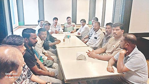 ತಮ್ಮ ಬೇಡಿಕೆ ಈಡೇರಿಸುವಂತೆ ಒತ್ತಾಯಿಸಿ ಅರಣ್ಯ ಇಲಾಖೆ ವನ್ಯಜೀವಿ ಘಟಕಗಳ ದಿನಗೂಲಿ ಹೊರಗುತ್ತಿಗೆ ನೌಕರರ ಸಂಘದಿಂದ ನಗರದಲ್ಲಿ ಮುಖಂಡರ ಸಭೆ ಆಯೋಜಿಸಲಾಗಿತ್ತು. ಎ.ಎಂ.ನಾಗರಾಜು, ಹರೀಶ್, ವೀರೇಶ್ ದಾಂಡೇಲಿ, ಅಣ್ಣಯ್ಯ ಸ್ವಾಮಿ, ಕೃಷ್ಣರಾಜು, ರಾಜೇಶ್ ಇತರರು ಇದ್ದರು.
