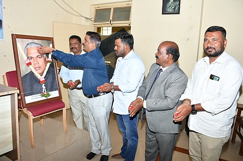 ಮಾನಸಗಂಗೋತ್ರಿಯ ರಾಜ್ಯಶಾಸ್ತ್ರ ಅಧ್ಯಯನ ವಿಭಾಗದಲ್ಲಿ ಬುಧವಾರ ಆಯೋಜಿಸಿದ್ದ ಕಾರ್ಯಕ್ರಮದಲ್ಲಿ ಎನ್.ರಾಚಯ್ಯ ಅವರ ಭಾವಚಿತ್ರಕ್ಕೆ ಗಣ್ಯರು ಪುಷ್ಪ ನಮನ ಸಲ್ಲಿಸಿದರು. ರವಿಕುಮಾರ್ ಮರಡಿಪುರ, ಸಿ.ರಾಮಸ್ವಾಮಿ, ಪ್ರೊ.ಕೃಷ್ಣ ಹೊಂಬಳ್ ಇದ್ದರು.