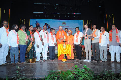 ಶ್ರೀ ಭಗೀರಥ ಮಹರ್ಷಿ ಅವರ ಭಾವಚಿತ್ರಕ್ಕೆ ಗಣ್ಯರು ಪುಪ್ಪ ನಮನ ಸಲ್ಲಿಸಿದರು. ಡಾ.ಶ್ರೀ ಪುರುಷೋತ್ತಮಾನಂದಪುರಿ ಸ್ವಾಮೀಜಿ, ಶ್ರೀ ಮಹದೇವ ಸ್ವಾಮೀಜಿ, ಡಾ.ಎಂ.ಗೋವಿಂದರಾಜು, ವಿ.ಎನ್.ಮಲ್ಲಿಕಾರ್ಜುನ ಸ್ವಾಮಿ, ಡಾ.ಎಂ.ಡಿ ಸುದರ್ಶನ್ ಇತರರಿದ್ದರು.