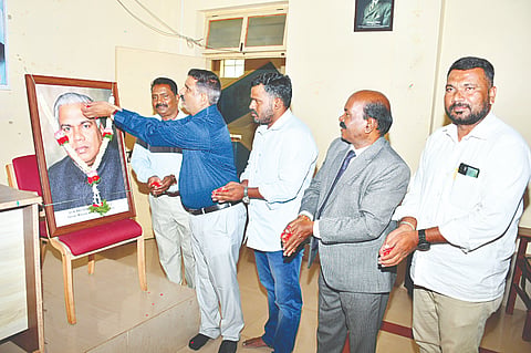 ಮಾನಸಗಂಗೋತ್ರಿಯ ರಾಜ್ಯಶಾಸ್ತ್ರ ಅಧ್ಯಯನ ವಿಭಾಗದಲ್ಲಿ ಬುಧವಾರ ಆಯೋಜಿಸಿದ್ದ ಕಾರ್ಯಕ್ರಮದಲ್ಲಿ ಎನ್.ರಾಚಯ್ಯ ಅವರ ಭಾವಚಿತ್ರಕ್ಕೆ ಗಣ್ಯರು ಪುಷ್ಪ ನಮನ ಸಲ್ಲಿಸಿದರು. ರವಿಕುಮಾರ್ ಮರಡಿಪುರ, ಸಿ.ರಾಮಸ್ವಾಮಿ, ಪ್ರೊ.ಕೃಷ್ಣ ಹೊಂಬಳ್ ಇದ್ದರು.