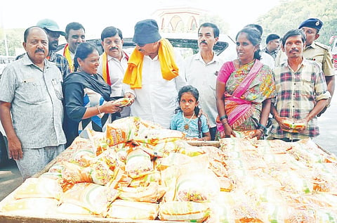  ಕನ್ನಡ ಚಳವಳಿ ವಾಟಾಳ್ ಪಕ್ಷದ ಅಧ್ಯಕ್ಷ ವಾಟಾಳ್ ನಾಗರಾಜ್ ಅವರು ನಗರದಲ್ಲಿ ಸಾರ್ವಜನಿಕರಿಗೆ ಉಪ್ಪಿನ ಪ್ಯಾಕೇಟ್ ವಿತರಿಸಿ ವಿನೂತನವಾಗಿ ಪ್ರತಿಭಟಿಸಿದರು. ಮೂಗೂರು ನಂಜುಂಡಸ್ವಾಮಿ, ಶಿವಶಂಕರ್ ಇನ್ನಿತರರಿದ್ದರು.