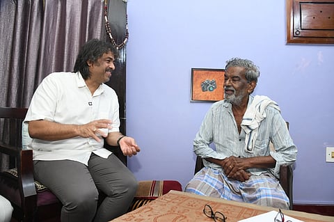 -ಶಿಕ್ಷಣ ಸಚಿವ ಮಧು ಬಂಗಾರಪ್ಪ ಅವರು ಮೈಸೂರು ನಗರದಲ್ಲಿರುವ ಸಾಹಿತಿ ದೇವನೂರ ಮಹದೇವ ಅವರ ನಿವಾಸಕ್ಕೆ ಶನಿವಾರ ಭೇಟಿ ನೀಡಿ ಶಿಕ್ಷಣ ಕುರಿತು ಸಮಾಲೋಚನೆ ನಡೆಸಿದರು. 